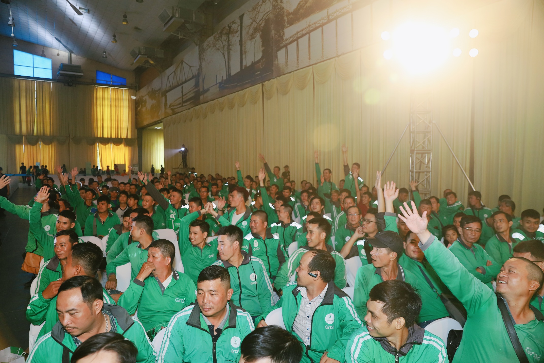 Hà Nội: Mặc mưa bão, Ngày hội tài xế công nghệ vẫn quy tụ hàng ngàn người tham gia - Ảnh 2. Hà Nội: Mặc mưa bão, Ngày hội tài xế công nghệ vẫn quy tụ hàng ngàn người tham gia - Ảnh 2.