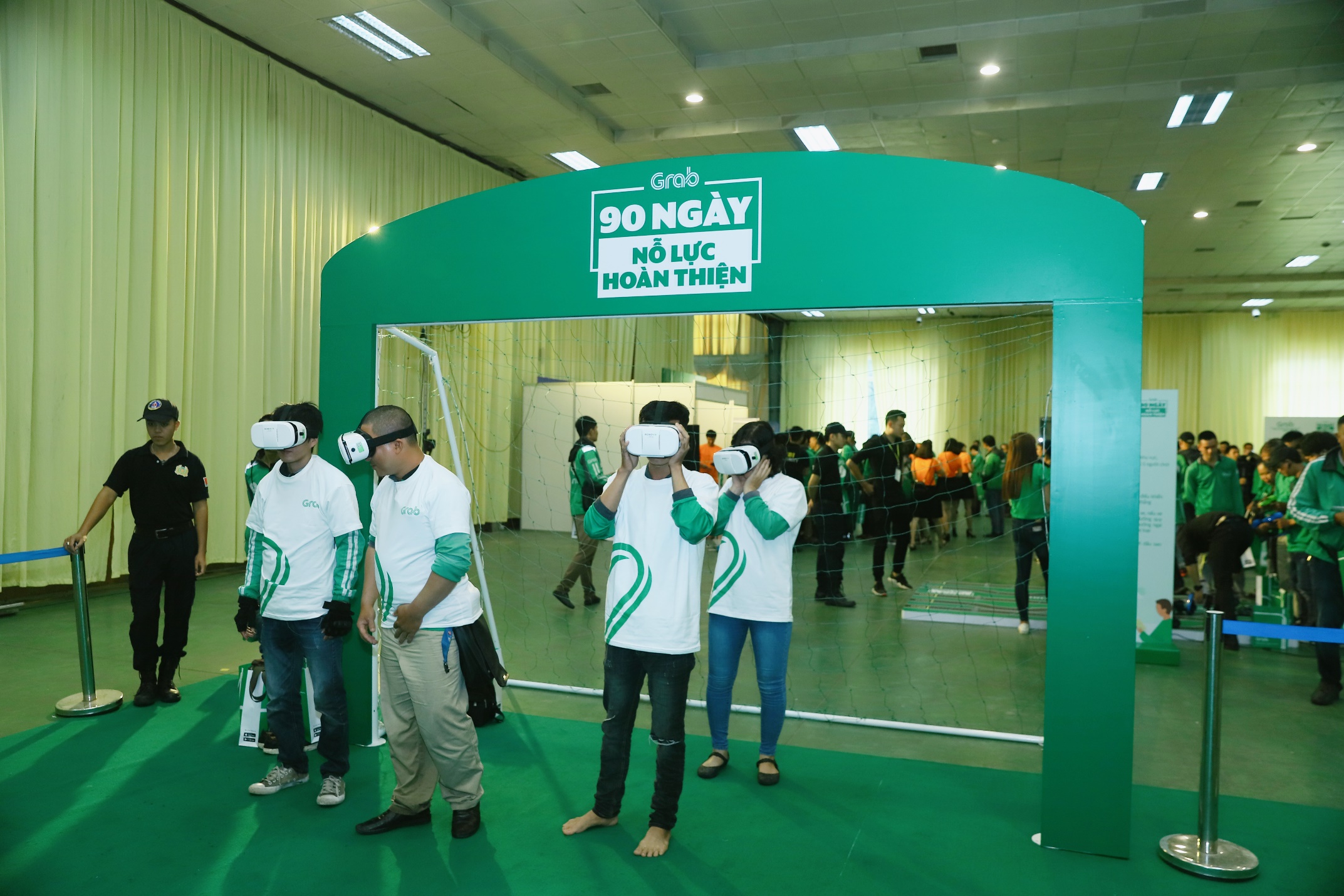 Hà Nội: Mặc mưa bão, Ngày hội tài xế công nghệ vẫn quy tụ hàng ngàn người tham gia - Ảnh 3. Hà Nội: Mặc mưa bão, Ngày hội tài xế công nghệ vẫn quy tụ hàng ngàn người tham gia - Ảnh 3.