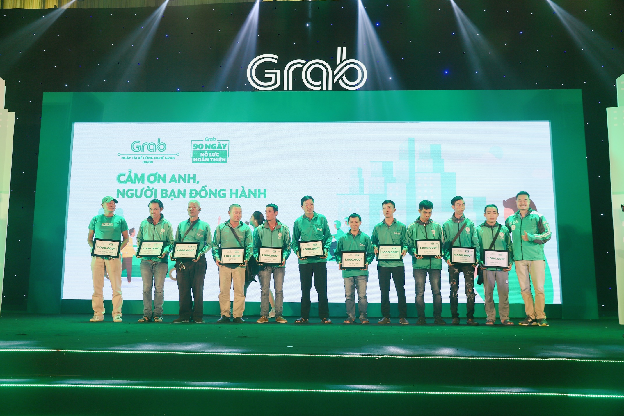 Hà Nội: Mặc mưa bão, Ngày hội tài xế công nghệ vẫn quy tụ hàng ngàn người tham gia - Ảnh 6. Hà Nội: Mặc mưa bão, Ngày hội tài xế công nghệ vẫn quy tụ hàng ngàn người tham gia - Ảnh 6.