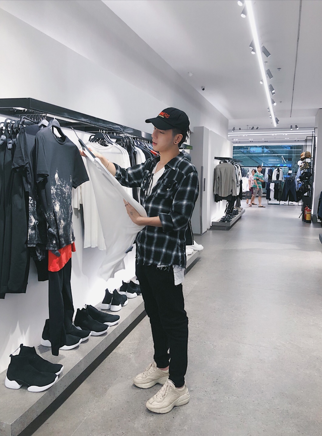 Bất ngờ vì trải nghiệm shopping vật vã của người nổi tiếng - Ảnh 3. Bất ngờ vì trải nghiệm shopping vật vã của người nổi tiếng - Ảnh 3.
