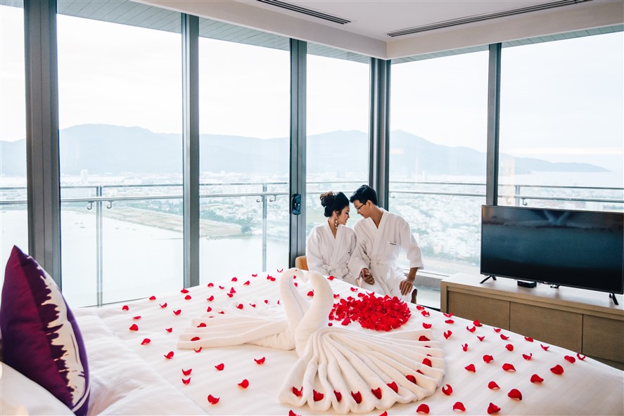 Show thời trang cưới độc lạ trên hồ bơi vô cực Novotel Đà Nẵng - Ảnh 1. Show thời trang cưới độc lạ trên hồ bơi vô cực Novotel Đà Nẵng - Ảnh 1.