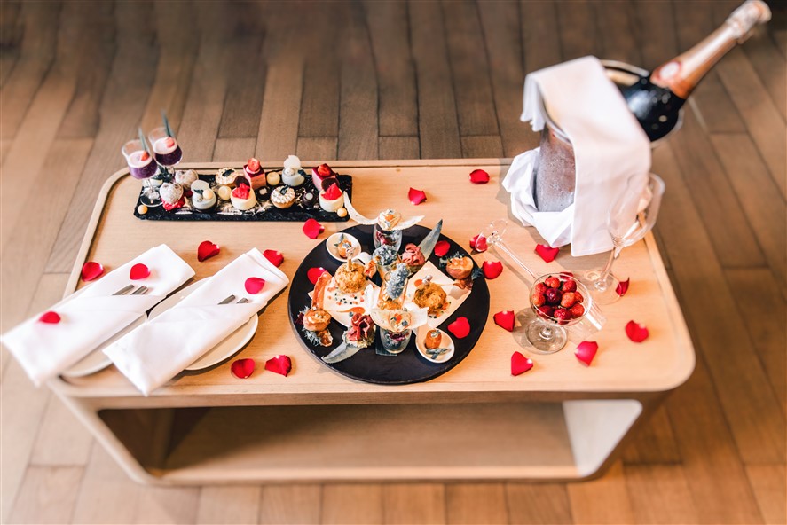 Show thời trang cưới độc lạ trên hồ bơi vô cực Novotel Đà Nẵng - Ảnh 4. Show thời trang cưới độc lạ trên hồ bơi vô cực Novotel Đà Nẵng - Ảnh 4.