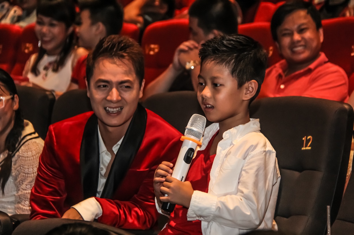 Gia đình Thủy Anh - Đăng Khôi cùng 4 mẹ con MC Ốc Thanh Vân cùng diện tông đỏ đi sự kiện ra mắt phim - Ảnh 4. Gia đình Thủy Anh - Đăng Khôi cùng 4 mẹ con MC Ốc Thanh Vân cùng diện tông đỏ đi sự kiện ra mắt phim - Ảnh 4.