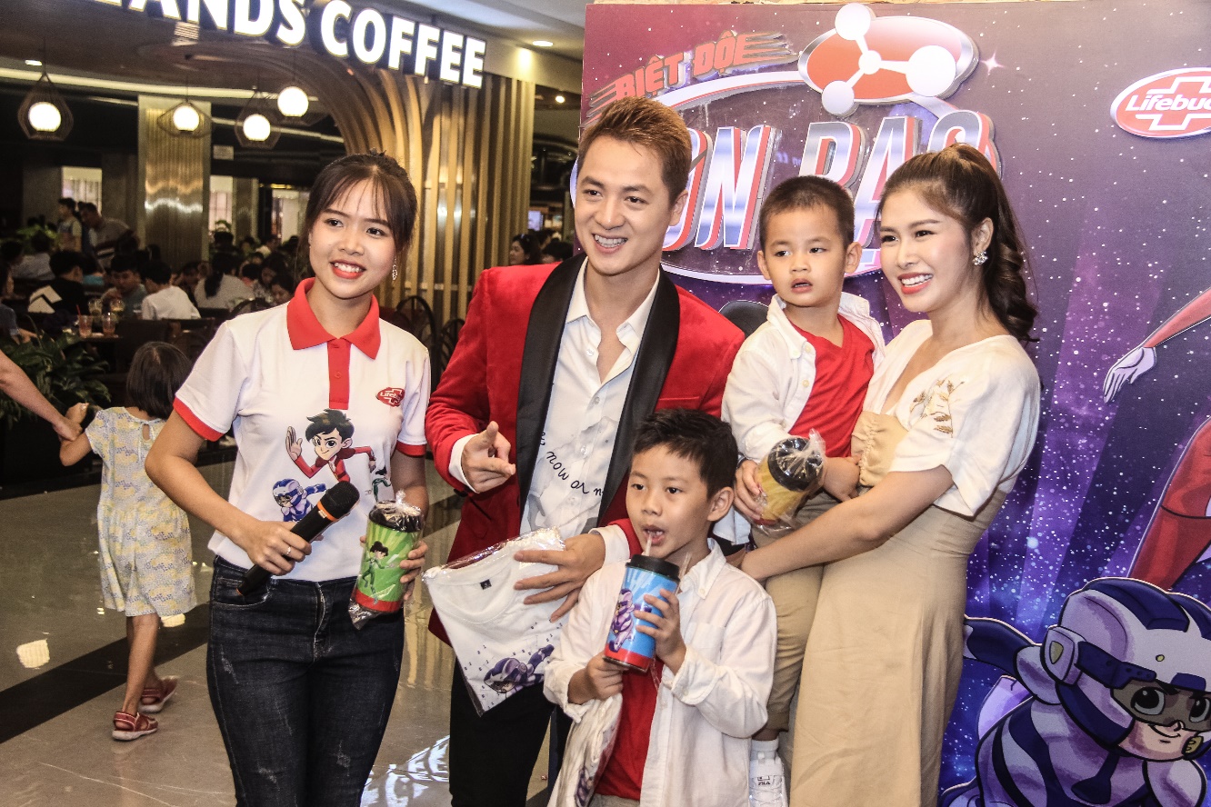 Gia đình Thủy Anh - Đăng Khôi cùng 4 mẹ con MC Ốc Thanh Vân cùng diện tông đỏ đi sự kiện ra mắt phim - Ảnh 7. Gia đình Thủy Anh - Đăng Khôi cùng 4 mẹ con MC Ốc Thanh Vân cùng diện tông đỏ đi sự kiện ra mắt phim - Ảnh 7.