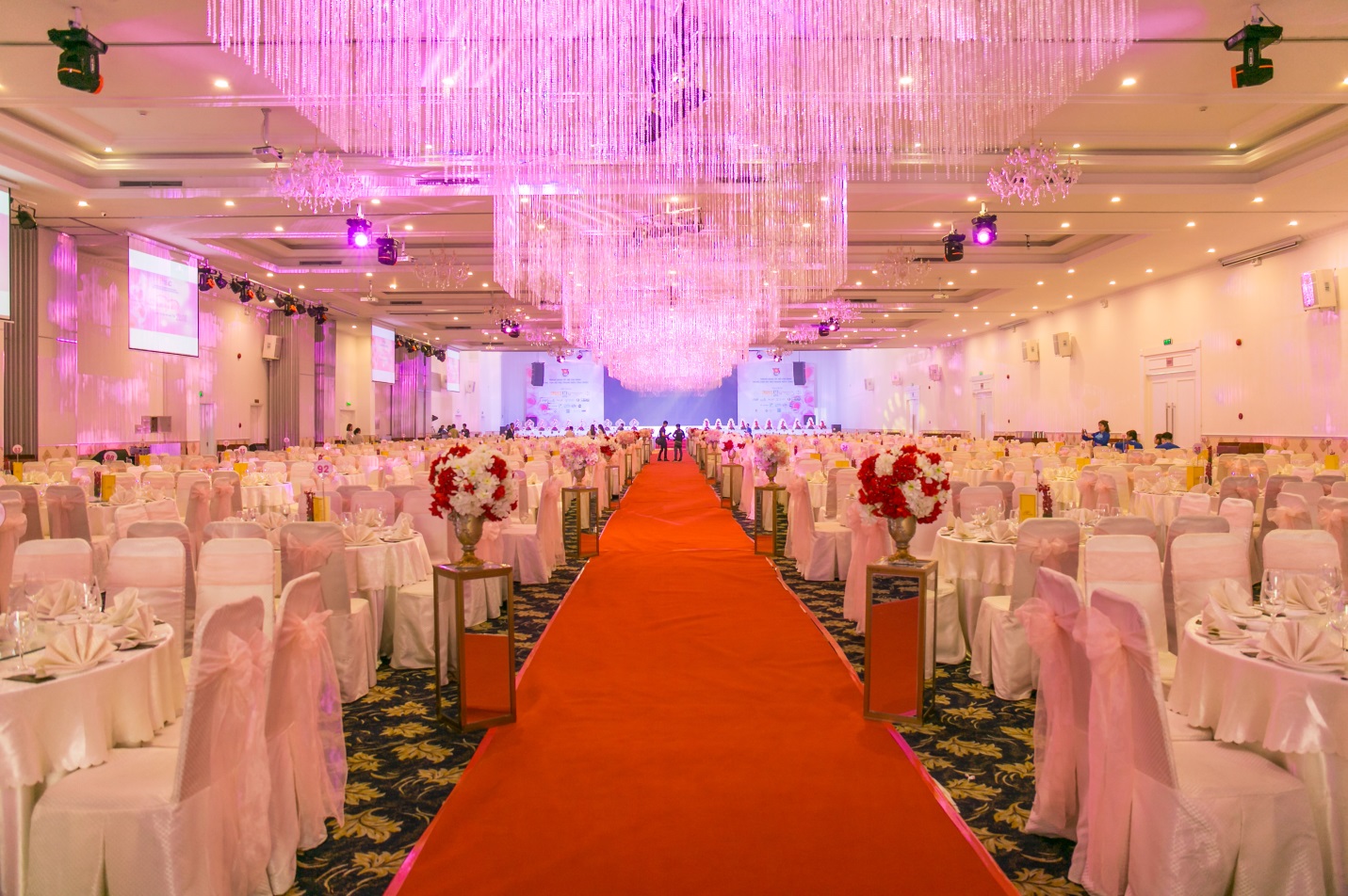 Ngày Quốc khánh ý nghĩa của 100 cặp đôi tại Queen Plaza - Ảnh 2. Ngày Quốc khánh ý nghĩa của 100 cặp đôi tại Queen Plaza - Ảnh 2.