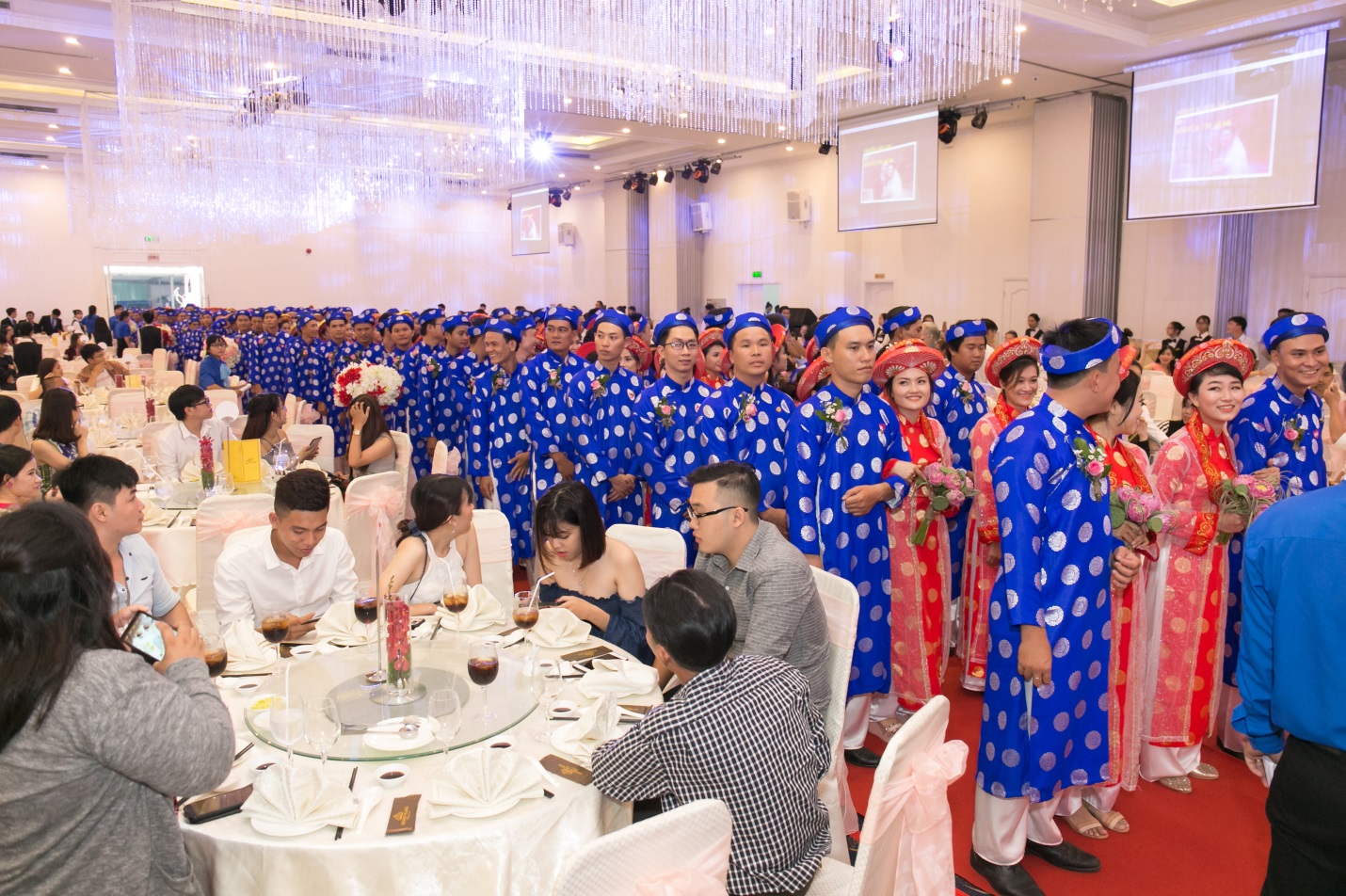 Ngày Quốc khánh ý nghĩa của 100 cặp đôi tại Queen Plaza - Ảnh 5. Ngày Quốc khánh ý nghĩa của 100 cặp đôi tại Queen Plaza - Ảnh 5.