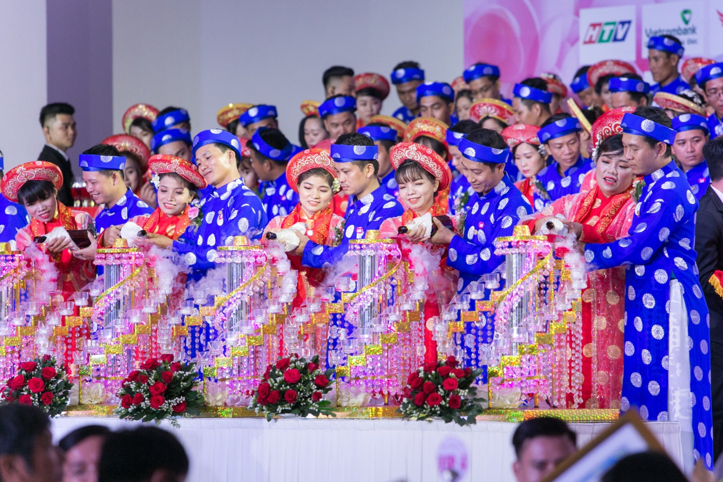 Ngày Quốc khánh ý nghĩa của 100 cặp đôi tại Queen Plaza - Ảnh 7. Ngày Quốc khánh ý nghĩa của 100 cặp đôi tại Queen Plaza - Ảnh 7.