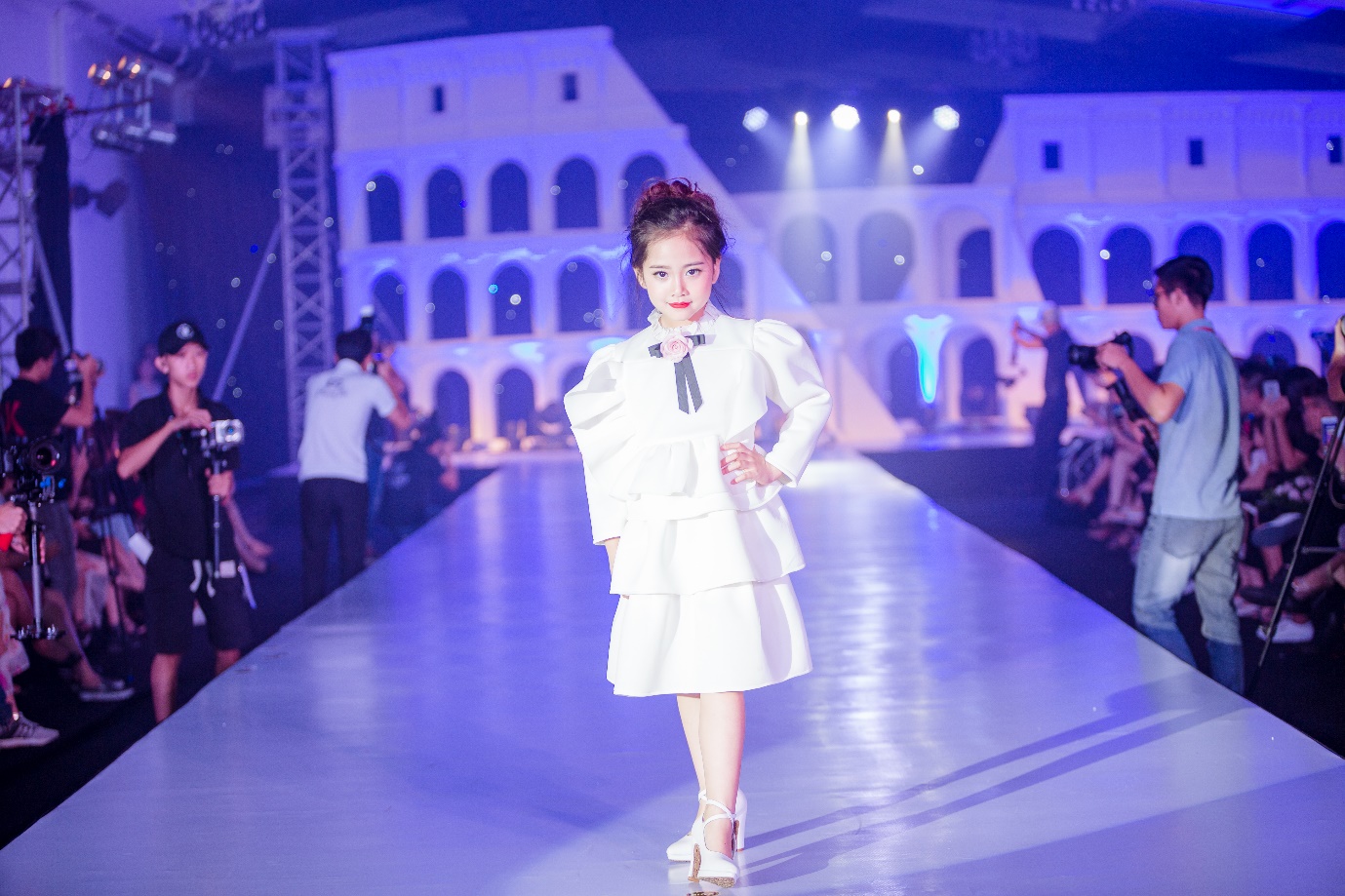 Ngắm các mẫu nhí xinh như hoàng tử, công chúa tại Lễ công bố Tuần lễ thời trang trẻ em Việt Nam quốc tế 2018 - Ảnh 4. Ngắm các mẫu nhí xinh như hoàng tử, công chúa tại Lễ công bố Tuần lễ thời trang trẻ em Việt Nam quốc tế 2018 - Ảnh 4.