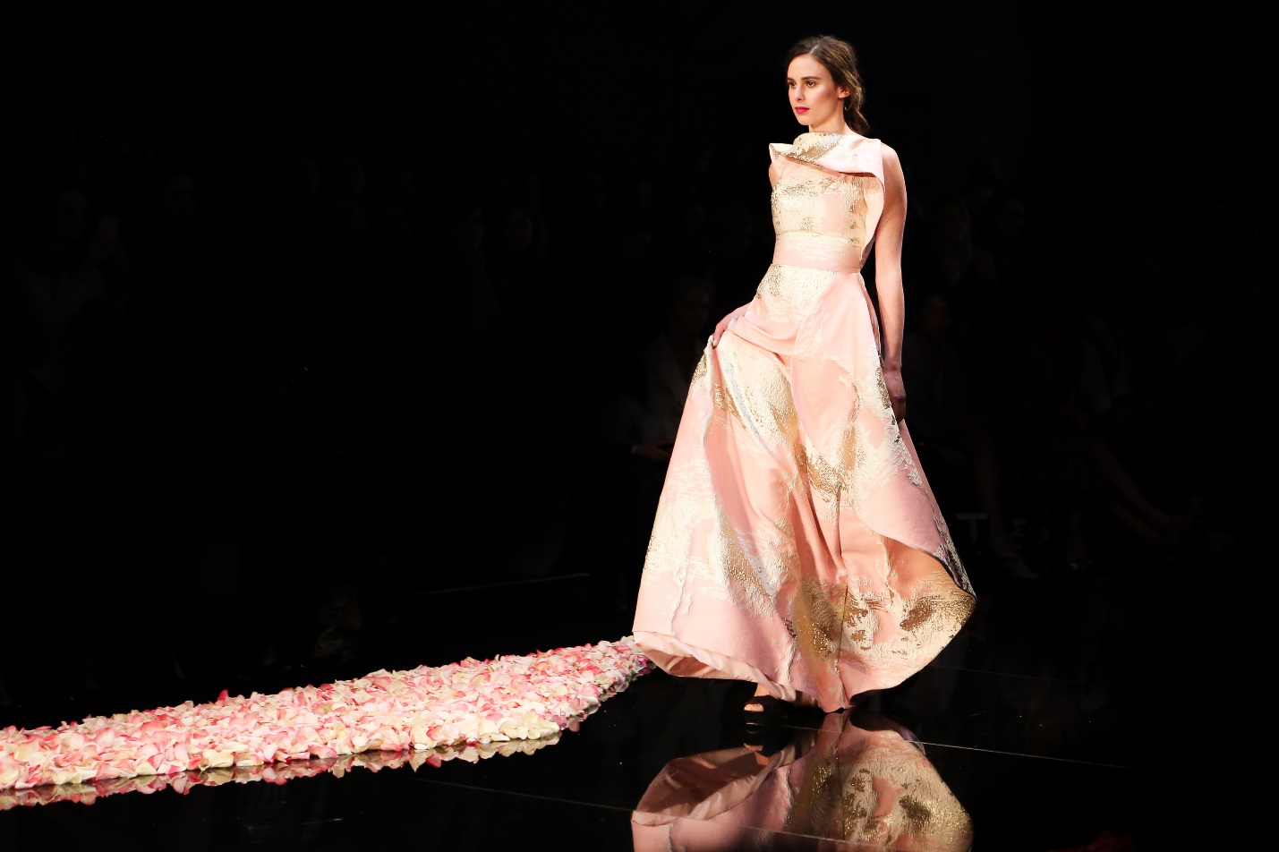 Phương My vinh dự là NTK Việt Nam đầu tiên mở màn Vancouver Fashion Week tại Canada - Ảnh 6. Phương My vinh dự là NTK Việt Nam đầu tiên mở màn Vancouver Fashion Week tại Canada - Ảnh 6.