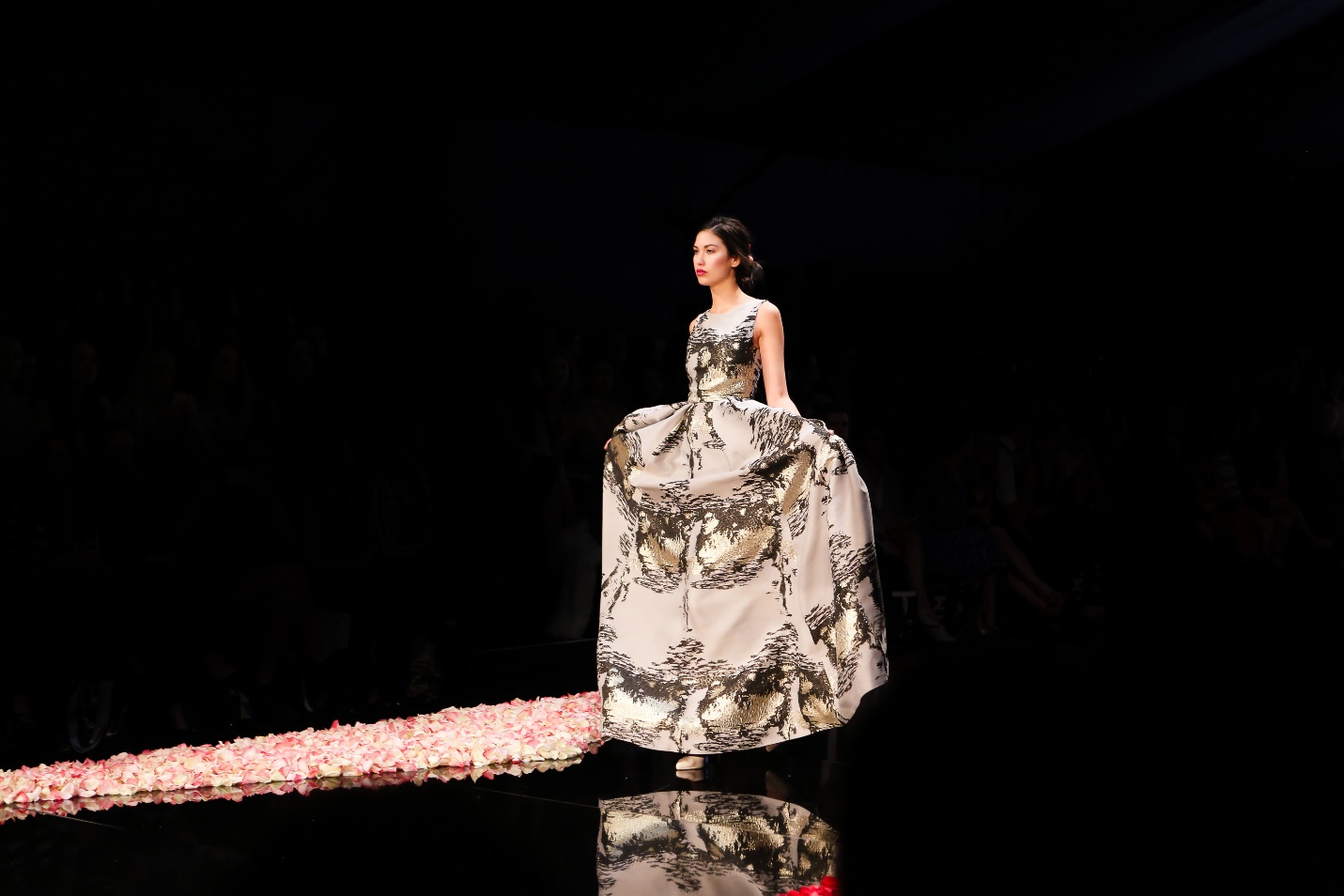 Phương My vinh dự là NTK Việt Nam đầu tiên mở màn Vancouver Fashion Week tại Canada - Ảnh 7. Phương My vinh dự là NTK Việt Nam đầu tiên mở màn Vancouver Fashion Week tại Canada - Ảnh 7.