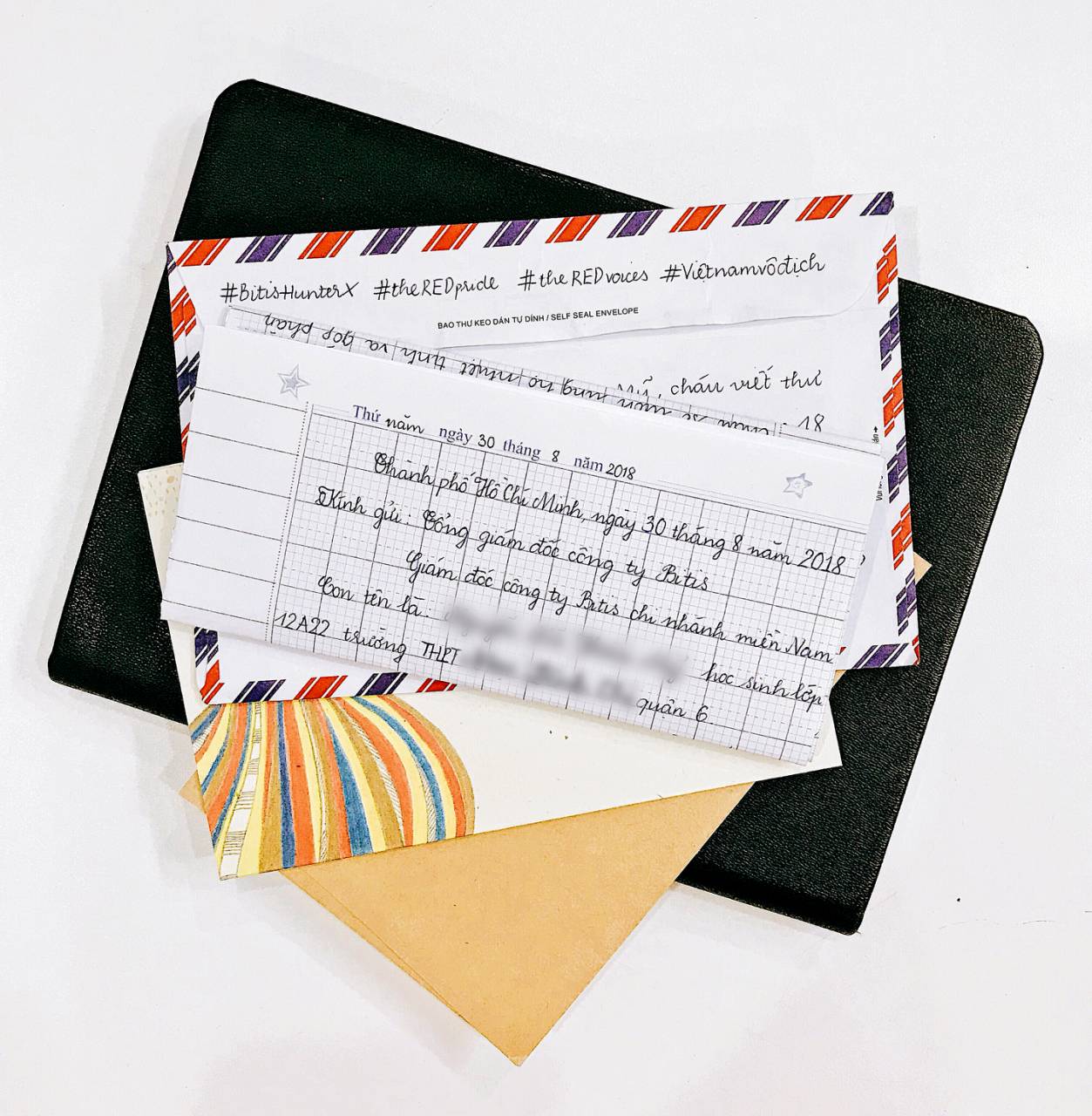 Bên lề Asiad 2018: Đội tuyển Việt Nam bất ngờ là niềm cảm hứng cho phiên bản giày giới hạn #theREDpride - Ảnh 5. Bên lề Asiad 2018: Đội tuyển Việt Nam bất ngờ là niềm cảm hứng cho phiên bản giày giới hạn #theREDpride - Ảnh 5.