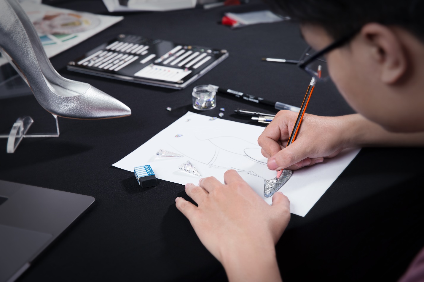 Cận cảnh đôi giày siêu phẩm hơn 300 triệu dành cho Tân hoa hậu Việt Nam 2018 - Ảnh 5.