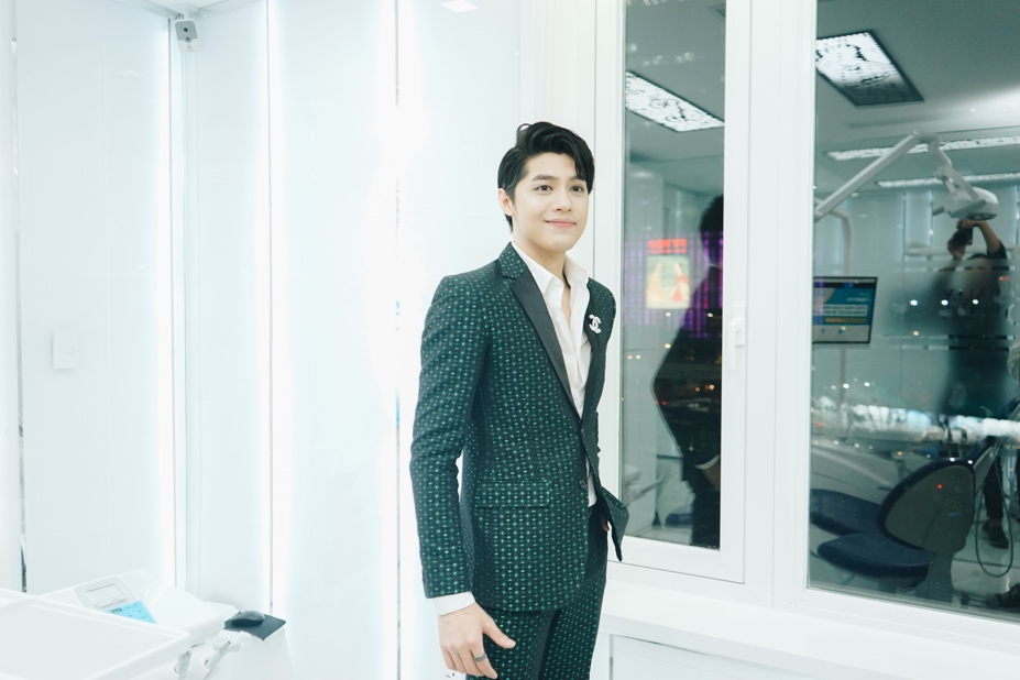 Fan Hà Nội đội mưa xếp hàng cổ vũ hết mình cho Noo Phước Thịnh - Ảnh 6. Fan Hà Nội đội mưa xếp hàng cổ vũ hết mình cho Noo Phước Thịnh - Ảnh 6.