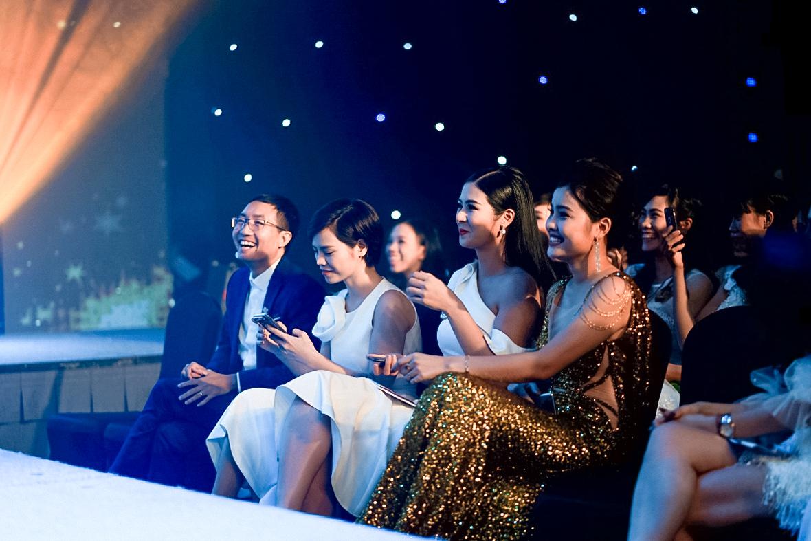 HH Ngọc Hân say sưa cổ vũ màn trình diễn cực sung của Isaac trên sân khấu Hà thành - Ảnh 3. HH Ngọc Hân say sưa cổ vũ màn trình diễn cực sung của Isaac trên sân khấu Hà thành - Ảnh 3.