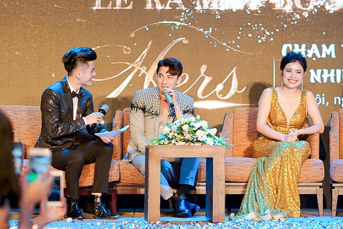 HH Ngọc Hân say sưa cổ vũ màn trình diễn cực sung của Isaac trên sân khấu Hà thành - Ảnh 7. HH Ngọc Hân say sưa cổ vũ màn trình diễn cực sung của Isaac trên sân khấu Hà thành - Ảnh 7.