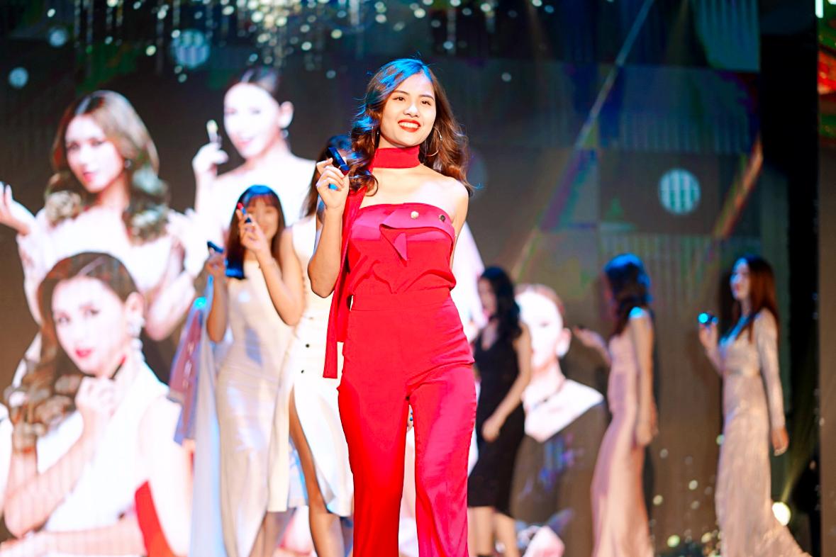 HH Ngọc Hân say sưa cổ vũ màn trình diễn cực sung của Isaac trên sân khấu Hà thành - Ảnh 9. HH Ngọc Hân say sưa cổ vũ màn trình diễn cực sung của Isaac trên sân khấu Hà thành - Ảnh 9.