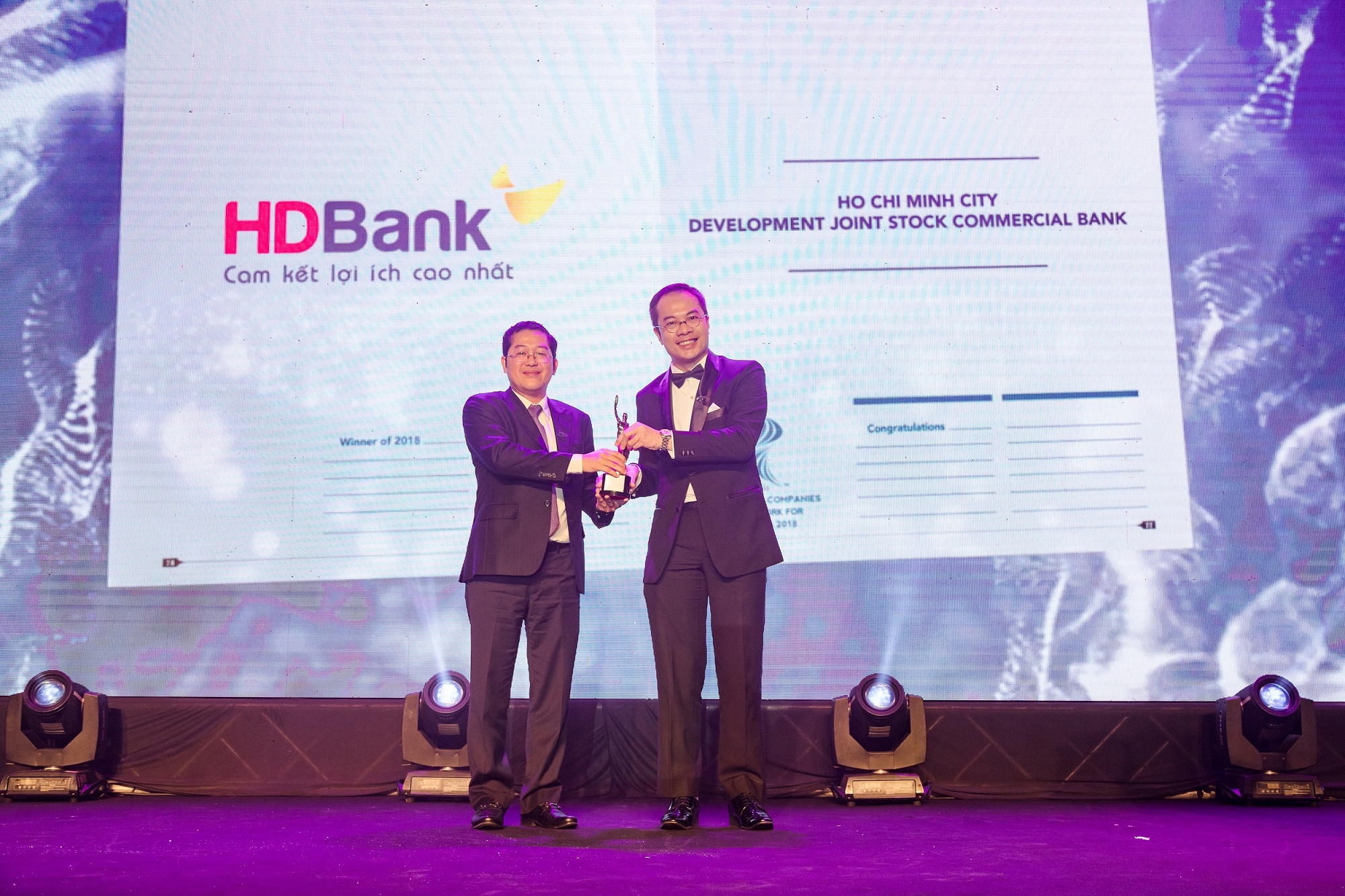 HDBank được bình chọn là nơi làm việc tốt nhất châu Á năm 2018 - Ảnh 1. HDBank được bình chọn là nơi làm việc tốt nhất châu Á năm 2018 - Ảnh 1.