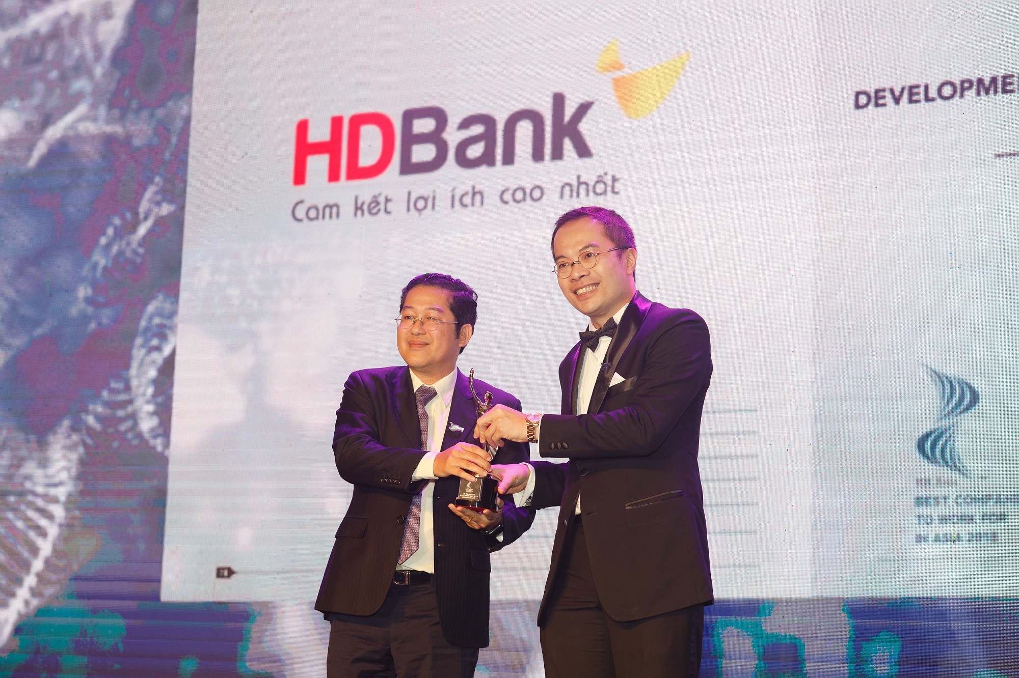 HDBank được bình chọn là nơi làm việc tốt nhất châu Á năm 2018 - Ảnh 2. HDBank được bình chọn là nơi làm việc tốt nhất châu Á năm 2018 - Ảnh 2.