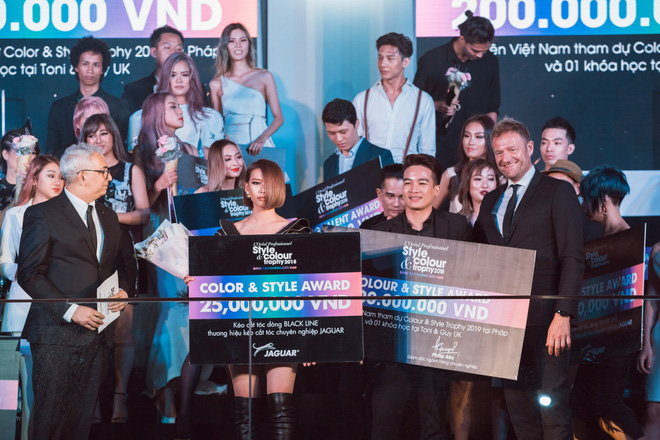 Sau gần 10 năm trở lại, cuộc thi Color & Style Trophy 2018 đã tìm ra một quán quân xứng đáng - Ảnh 12. Sau gần 10 năm trở lại, cuộc thi Color & Style Trophy 2018 đã tìm ra một quán quân xứng đáng - Ảnh 12.