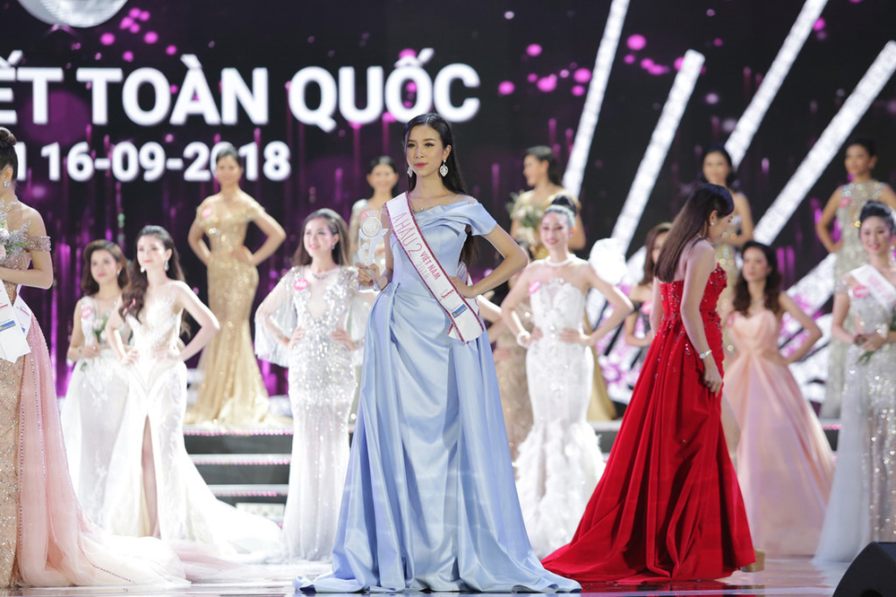 Á hậu Việt Nam 2018 Thúy An đẹp rạng rỡ trong thiết kế công sở