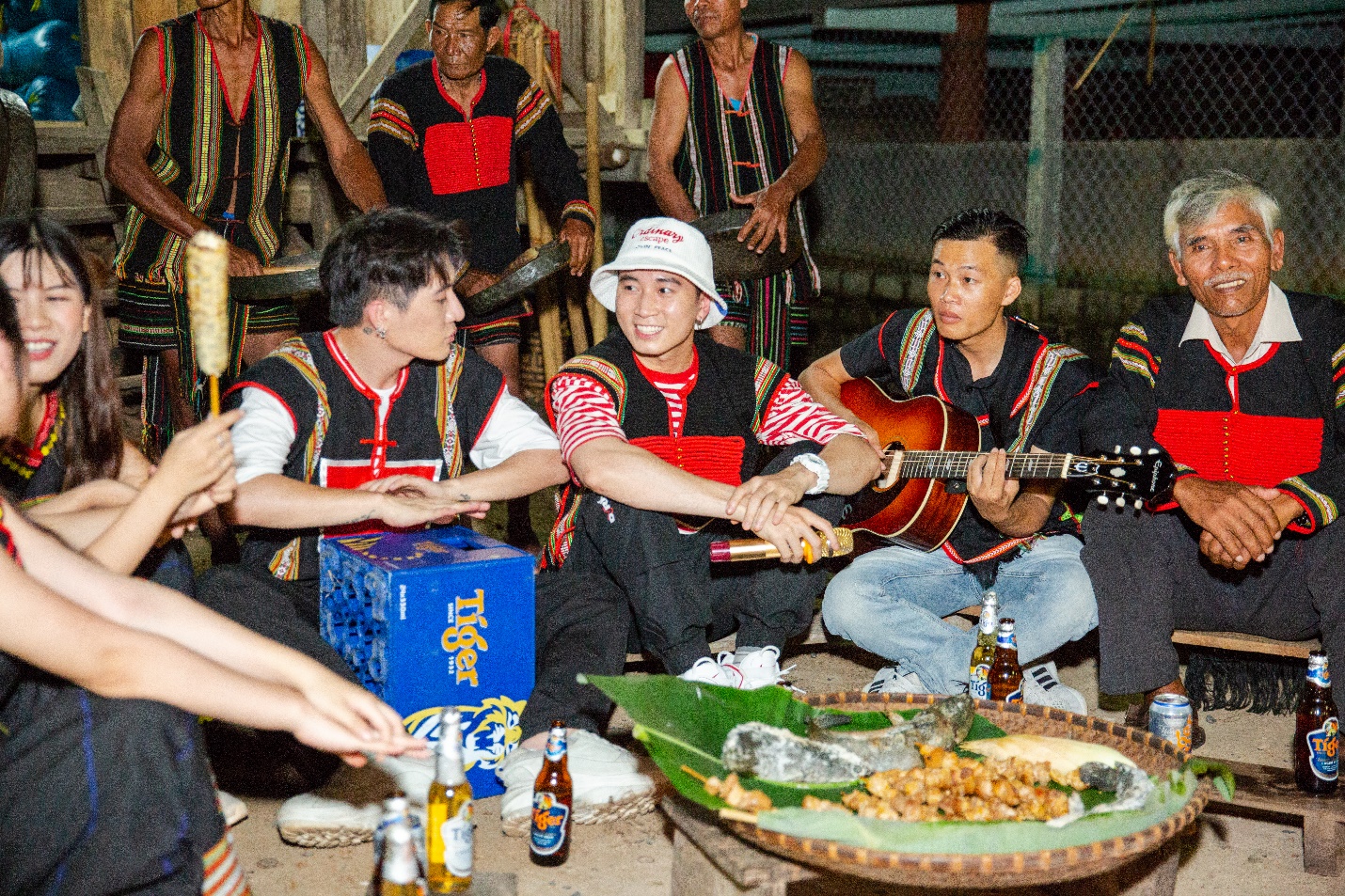 Châu Đăng Khoa bắn rap buộc Karik hát vai nữ Người lạ ơi gây sửng sốt - Ảnh 9. Châu Đăng Khoa bắn rap buộc Karik hát vai nữ Người lạ ơi gây sửng sốt - Ảnh 9.