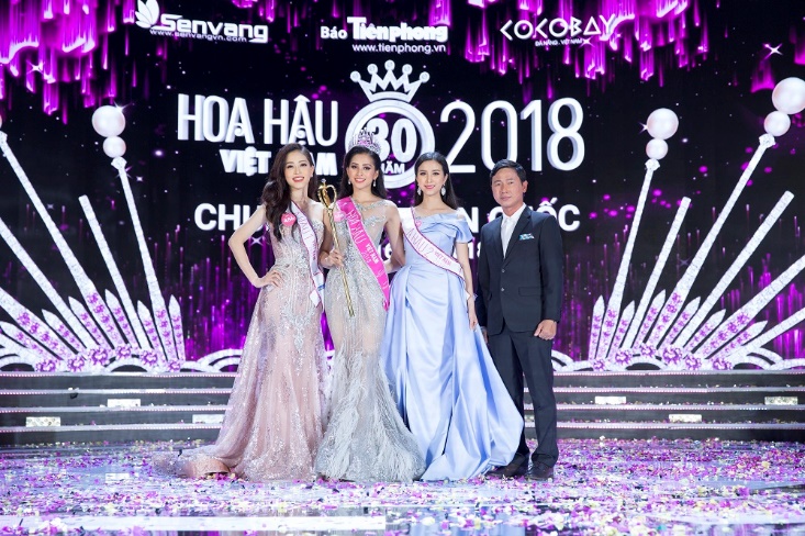Khoảnh khắc tỏa sáng cùng đôi giày siêu phẩm hơn 300 triệu của Tân Hoa hậu Việt Nam 2018 - Ảnh 8. Khoảnh khắc tỏa sáng cùng đôi giày siêu phẩm hơn 300 triệu của Tân Hoa hậu Việt Nam 2018 - Ảnh 8.