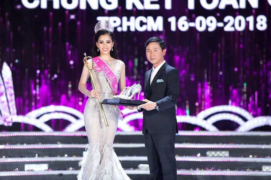 Khoảnh khắc tỏa sáng cùng đôi giày siêu phẩm hơn 300 triệu của Tân Hoa hậu Việt Nam 2018 - Ảnh 9. Khoảnh khắc tỏa sáng cùng đôi giày siêu phẩm hơn 300 triệu của Tân Hoa hậu Việt Nam 2018 - Ảnh 9.
