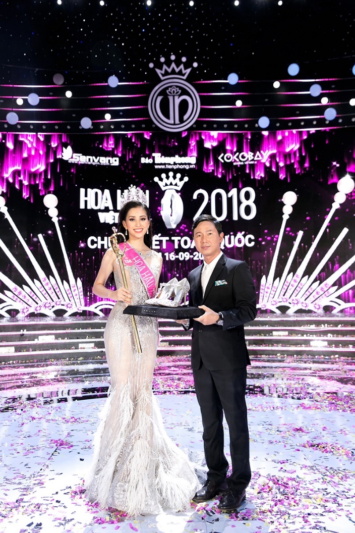 Khoảnh khắc tỏa sáng cùng đôi giày siêu phẩm hơn 300 triệu của Tân Hoa hậu Việt Nam 2018 - Ảnh 10. Khoảnh khắc tỏa sáng cùng đôi giày siêu phẩm hơn 300 triệu của Tân Hoa hậu Việt Nam 2018 - Ảnh 10.