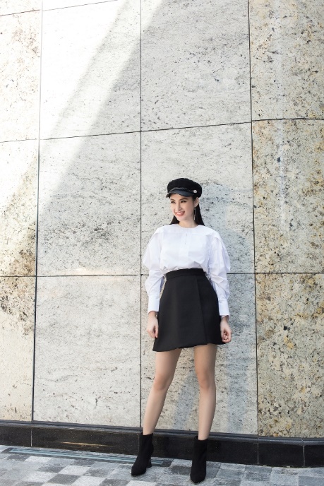 Học ngay phong cách thanh lịch từ street style của Angela Phương Trinh - Ảnh 1. Học ngay phong cách thanh lịch từ street style của Angela Phương Trinh - Ảnh 1.