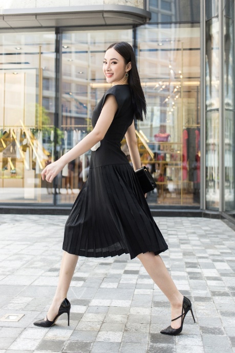 Học ngay phong cách thanh lịch từ street style của Angela Phương Trinh - Ảnh 5. Học ngay phong cách thanh lịch từ street style của Angela Phương Trinh - Ảnh 5.