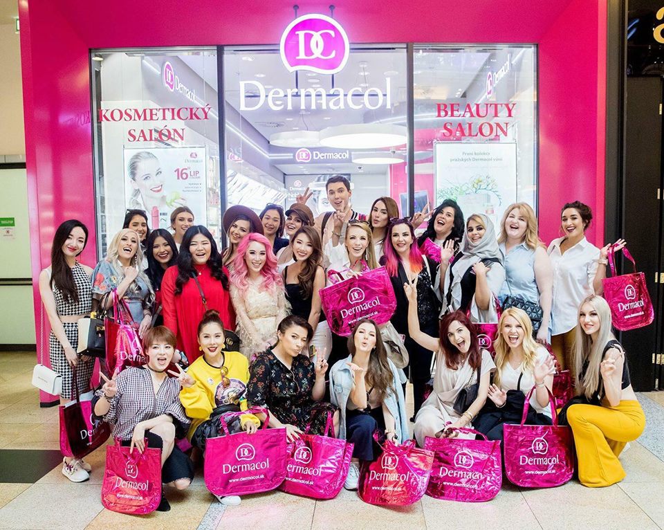 Diện trang phục cực trendy, bà trùm make up Tina Lê kiêu kỳ khó rời mắt trên đất Pháp - Ảnh 15. Diện trang phục cực trendy, bà trùm make up Tina Lê kiêu kỳ khó rời mắt trên đất Pháp - Ảnh 15.
