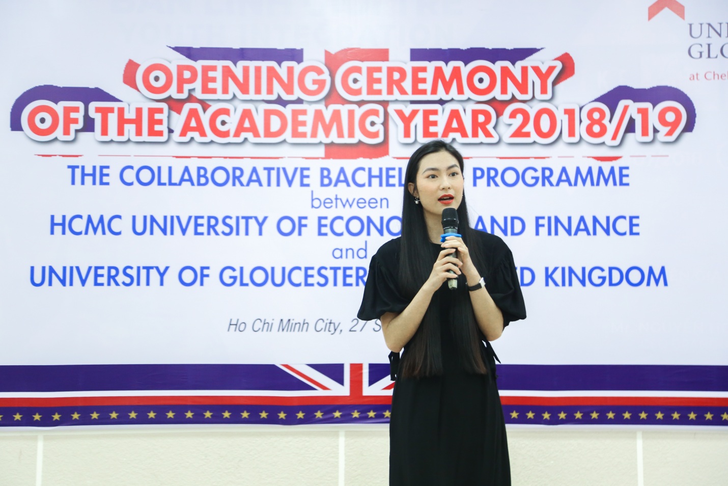Helly Tống bất ngờ xuất hiện tại lễ khai giảng chương trình quốc tế - Ảnh 3. Helly Tống bất ngờ xuất hiện tại lễ khai giảng chương trình quốc tế - Ảnh 3.