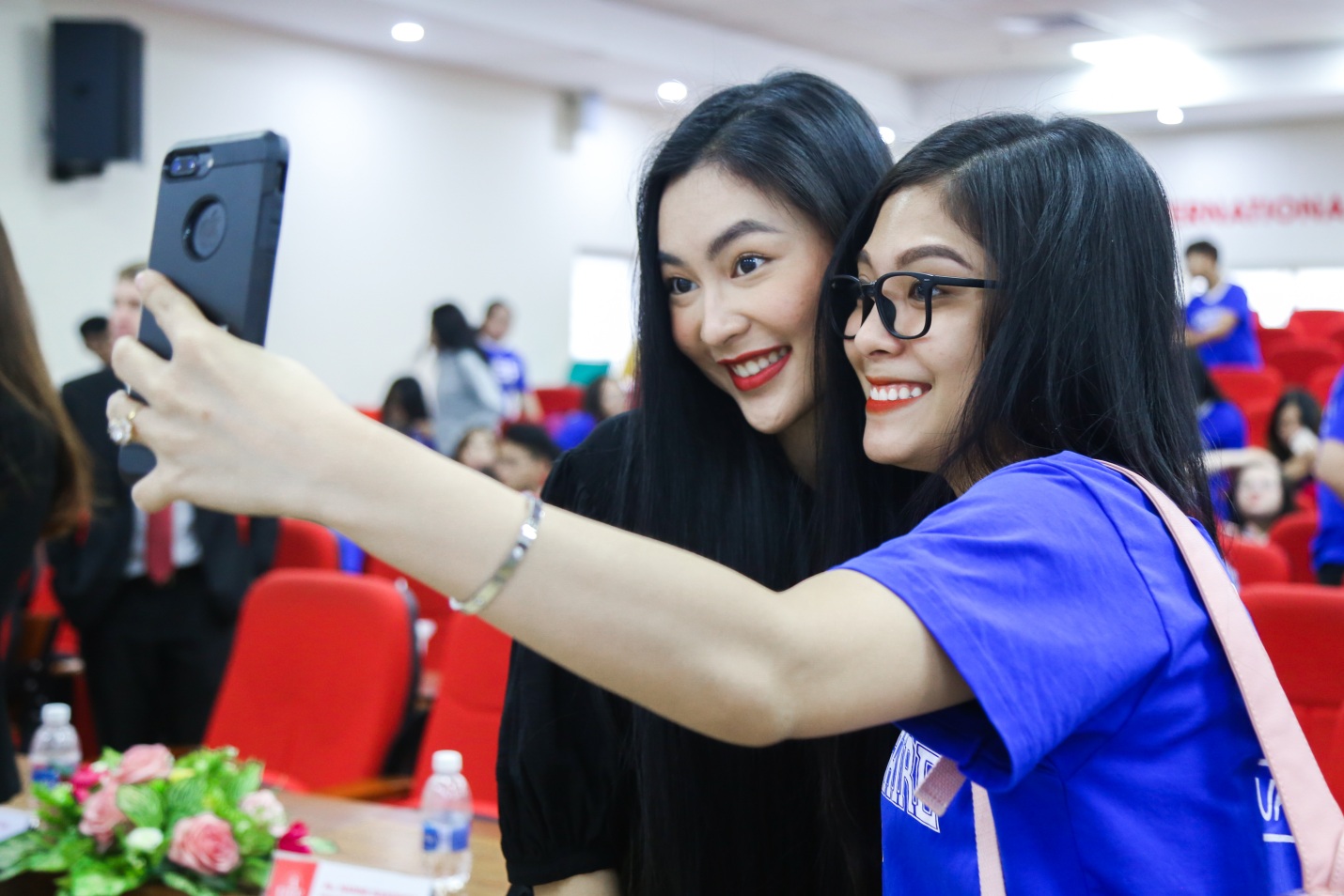 Helly Tống bất ngờ xuất hiện tại lễ khai giảng chương trình quốc tế - Ảnh 4. Helly Tống bất ngờ xuất hiện tại lễ khai giảng chương trình quốc tế - Ảnh 4.