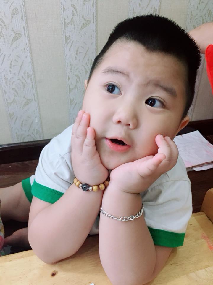 Bé Khôi Google vừa ăn sập nhà vừa mê mệt cô bé Hà Lan trong clip Mukbang mới - Ảnh 1. Bé Khôi Google vừa ăn sập nhà vừa mê mệt cô bé Hà Lan trong clip Mukbang mới - Ảnh 1.
