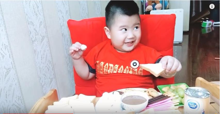 Bé Khôi Google vừa ăn sập nhà vừa mê mệt cô bé Hà Lan trong clip Mukbang mới - Ảnh 2. Bé Khôi Google vừa ăn sập nhà vừa mê mệt cô bé Hà Lan trong clip Mukbang mới - Ảnh 2.