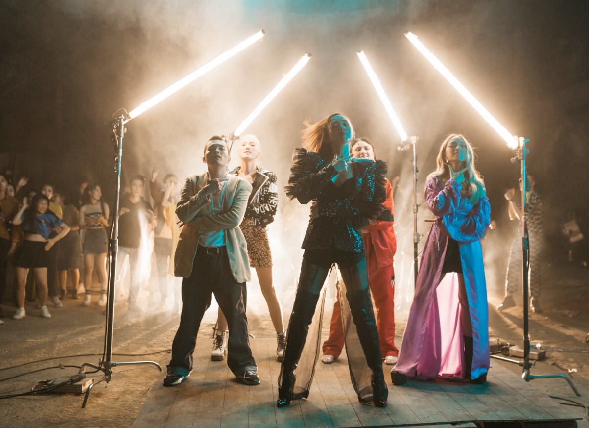 Cán mốc triệu view, Tóc Tiên “nổi loạn” cùng loạt hot face trong MV mới - Ảnh 7. Cán mốc triệu view, Tóc Tiên “nổi loạn” cùng loạt hot face trong MV mới - Ảnh 7.