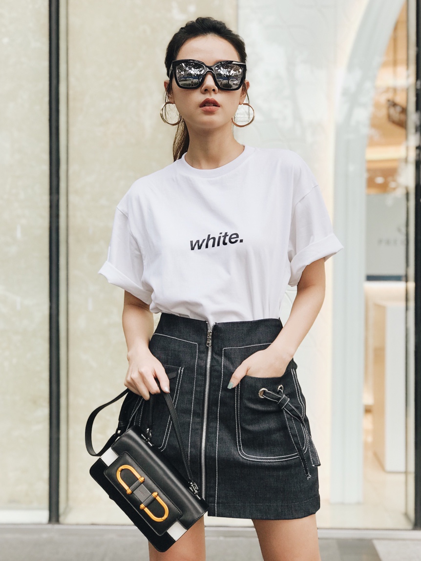 Midu cùng dàn sao Việt xuống phố chuẩn phong cách thời thượng chỉ với áo thun trắng basic - Ảnh 1. Midu cùng dàn sao Việt xuống phố chuẩn phong cách thời thượng chỉ với áo thun trắng basic - Ảnh 1.