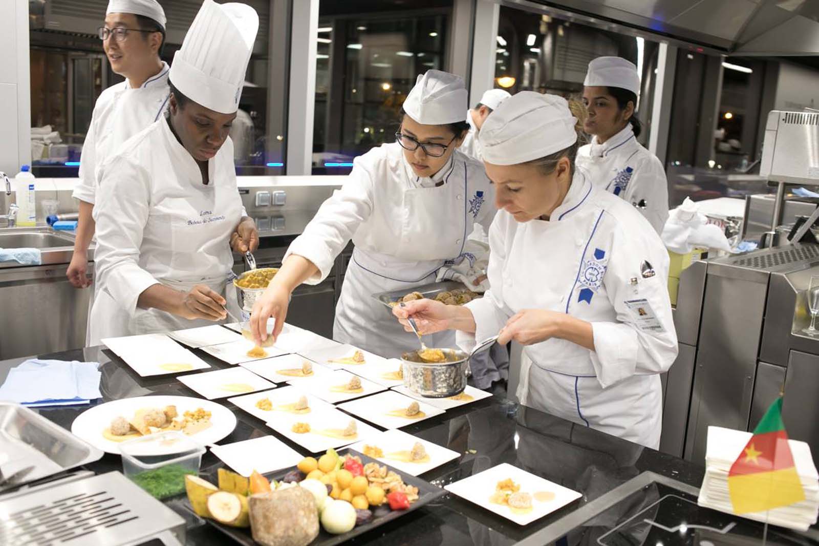 Cơn sốt thực tập hưởng lương 12 tháng ngành Quản lý Nhà hàng Khách sạn tại Paris - Ảnh 2. Cơn sốt thực tập hưởng lương 12 tháng ngành Quản lý Nhà hàng Khách sạn tại Paris - Ảnh 2.
