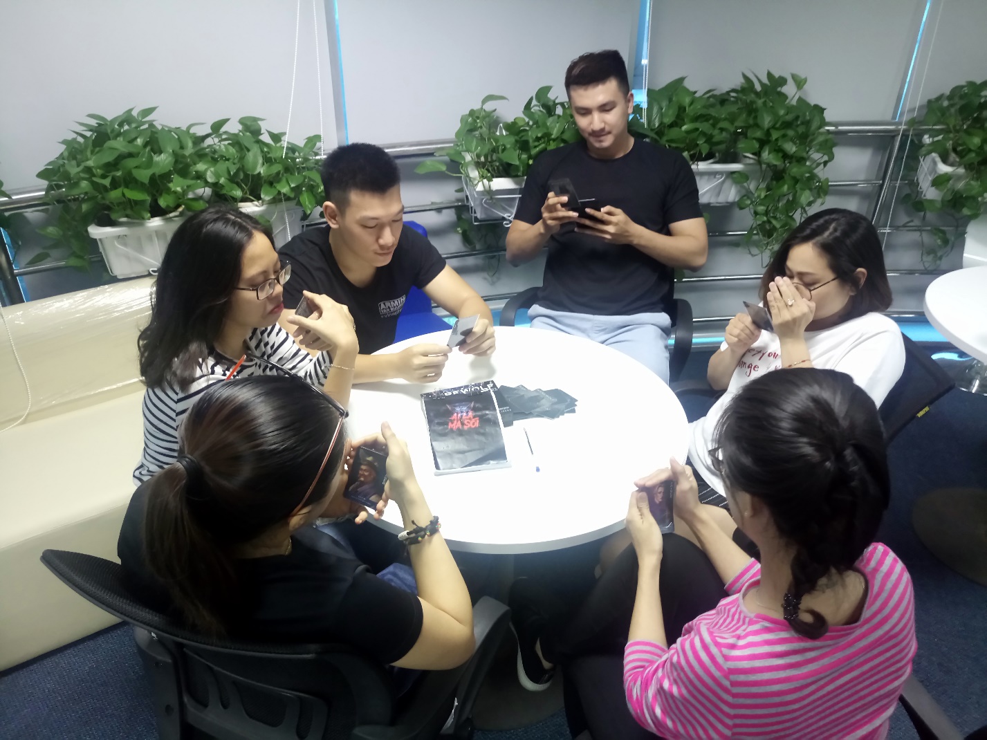 Bỏ túi ngay những bí kíp giúp lính mới dễ dàng làm thân với đồng nghiệp nơi công sở! - Ảnh 12. Bỏ túi ngay những bí kíp giúp lính mới dễ dàng làm thân với đồng nghiệp nơi công sở! - Ảnh 12.