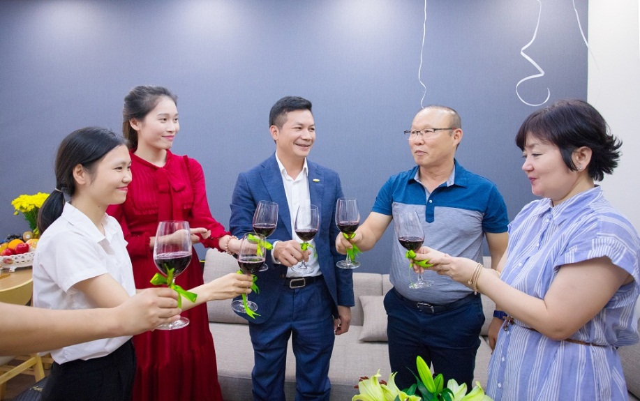 Vợ chồng HLV Park Hang Seo nhận nhà mới - Ảnh 9. Vợ chồng HLV Park Hang Seo nhận nhà mới - Ảnh 9.