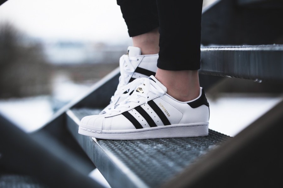 10 mẫu sneaker trắng đẹp khó cưỡng, dễ chọn cho nàng dịp 20/10 vì cứ diện là xinh - Ảnh 3. 10 mẫu sneaker trắng đẹp khó cưỡng, dễ chọn cho nàng dịp 20/10 vì cứ diện là xinh - Ảnh 3.