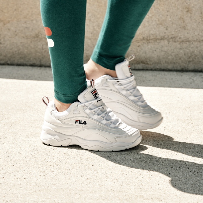 10 mẫu sneaker trắng đẹp khó cưỡng, dễ chọn cho nàng dịp 20/10 vì cứ diện là xinh - Ảnh 7. 10 mẫu sneaker trắng đẹp khó cưỡng, dễ chọn cho nàng dịp 20/10 vì cứ diện là xinh - Ảnh 7.