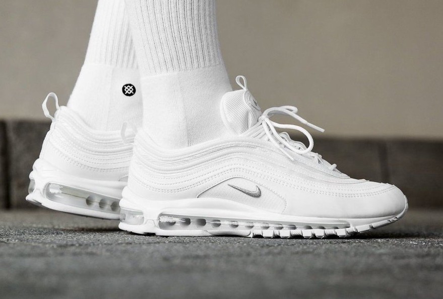 10 mẫu sneaker trắng đẹp khó cưỡng, dễ chọn cho nàng dịp 20/10 vì cứ diện là xinh - Ảnh 8. 10 mẫu sneaker trắng đẹp khó cưỡng, dễ chọn cho nàng dịp 20/10 vì cứ diện là xinh - Ảnh 8.