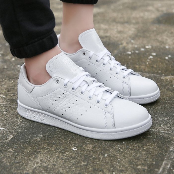 10 mẫu sneaker trắng đẹp khó cưỡng, dễ chọn cho nàng dịp 20/10 vì cứ diện là xinh - Ảnh 9. 10 mẫu sneaker trắng đẹp khó cưỡng, dễ chọn cho nàng dịp 20/10 vì cứ diện là xinh - Ảnh 9.