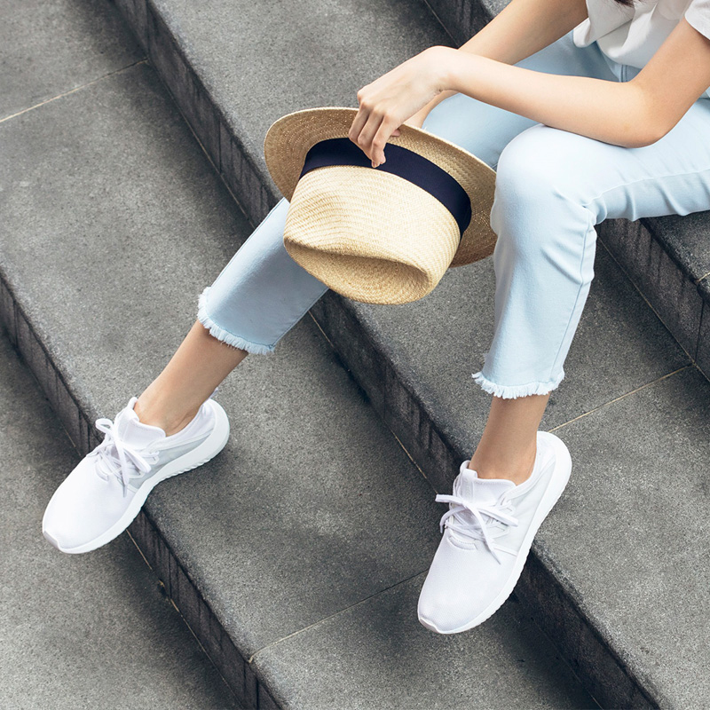 10 mẫu sneaker trắng đẹp khó cưỡng, dễ chọn cho nàng dịp 20/10 vì cứ diện là xinh - Ảnh 10. 10 mẫu sneaker trắng đẹp khó cưỡng, dễ chọn cho nàng dịp 20/10 vì cứ diện là xinh - Ảnh 10.