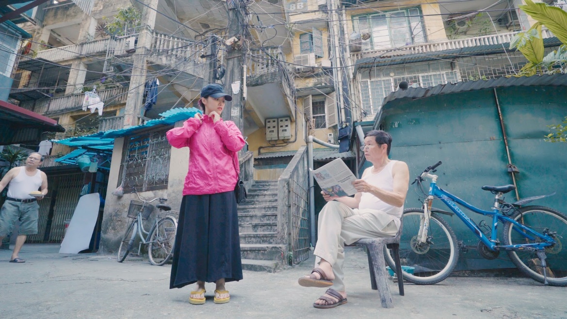 Clip hài hước: Khi bạn cố làm vừa mắt những bà hàng xóm và cái kết - Ảnh 8. Clip hài hước: Khi bạn cố làm vừa mắt những bà hàng xóm và cái kết - Ảnh 8.