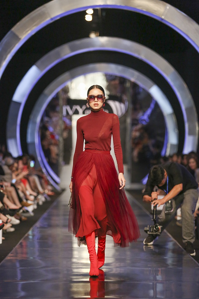 Xu hướng tương lai cùng âm hưởng châu Âu kết hợp trong BST IVY moda Fall Winter 2018 - Ảnh 1. Xu hướng tương lai cùng âm hưởng châu Âu kết hợp trong BST IVY moda Fall Winter 2018 - Ảnh 1.