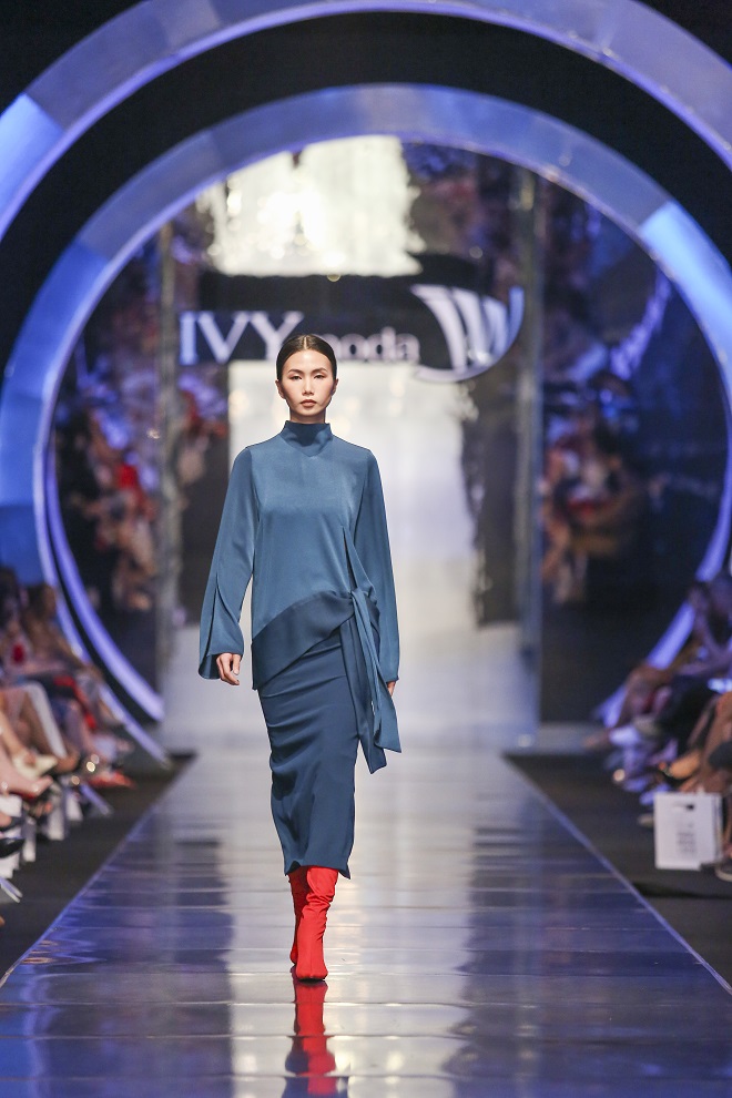 Xu hướng tương lai cùng âm hưởng châu Âu kết hợp trong BST IVY moda Fall Winter 2018 - Ảnh 3. Xu hướng tương lai cùng âm hưởng châu Âu kết hợp trong BST IVY moda Fall Winter 2018 - Ảnh 3.