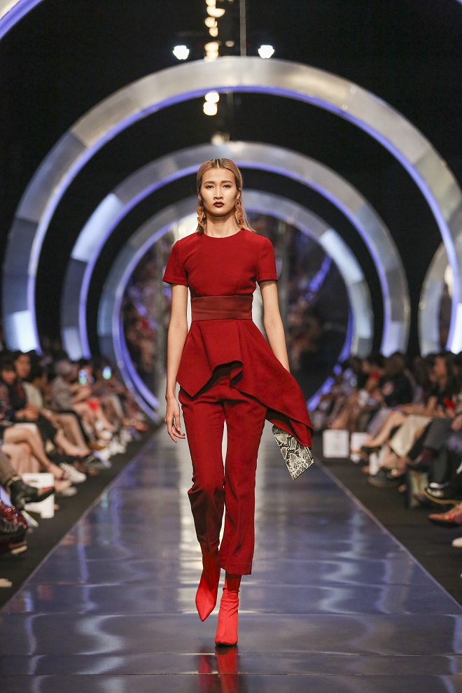Xu hướng tương lai cùng âm hưởng châu Âu kết hợp trong BST IVY moda Fall Winter 2018 - Ảnh 4. Xu hướng tương lai cùng âm hưởng châu Âu kết hợp trong BST IVY moda Fall Winter 2018 - Ảnh 4.