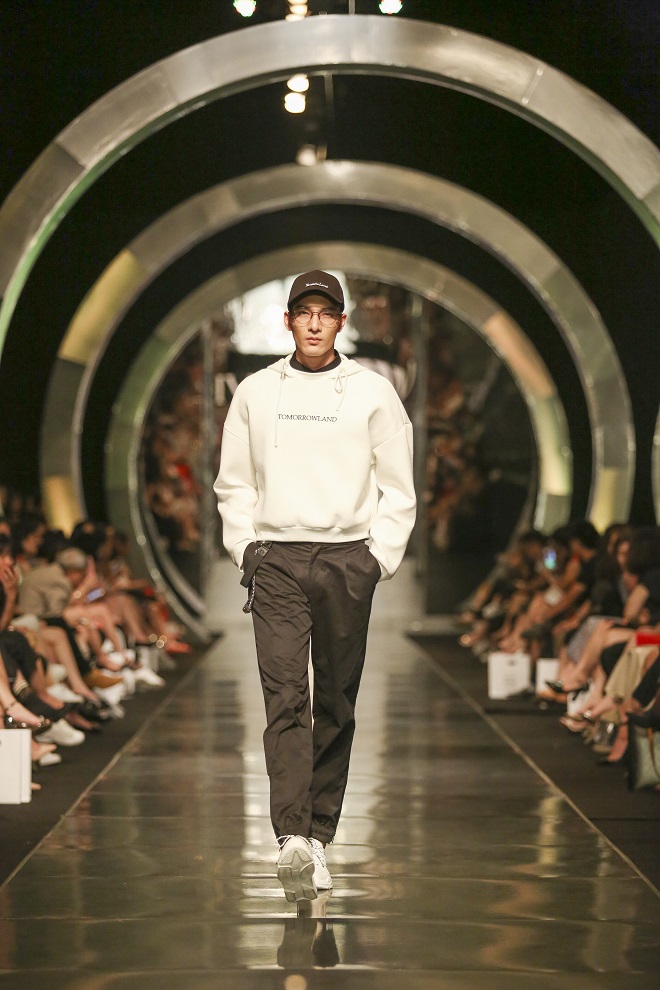Xu hướng tương lai cùng âm hưởng châu Âu kết hợp trong BST IVY moda Fall Winter 2018 - Ảnh 7. Xu hướng tương lai cùng âm hưởng châu Âu kết hợp trong BST IVY moda Fall Winter 2018 - Ảnh 7.